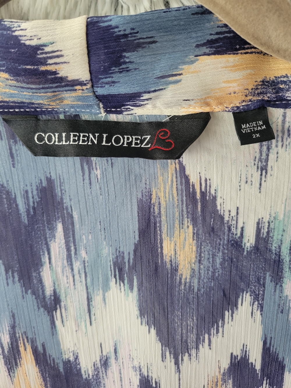 Colleen Lopez Navy,LightBlue and Cream Abstract Brushstroke Topper Front Tie - Picture 12 of 14